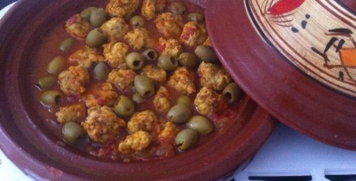 Traditionele Marokkaanse Tajine met kipgehakt in zoete saus