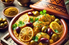 Een heerlijke Marokkaanse kip tajine gepresenteerd in een traditionele kleien tajine, gegarneerd met geconserveerde citroenen, groene en paarse olijven, en verse koriander.