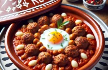 Een heerlijke Marokkaanse Kefta Tajine met Eieren, geserveerd in een traditionele tajine met brood.